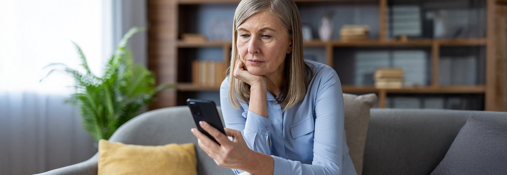 Une femme regarde son téléphone portable