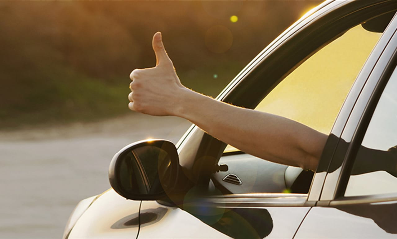 Pouce levé par la fenêtre de la voiture Pouce levé par la fenêtre de la voiture