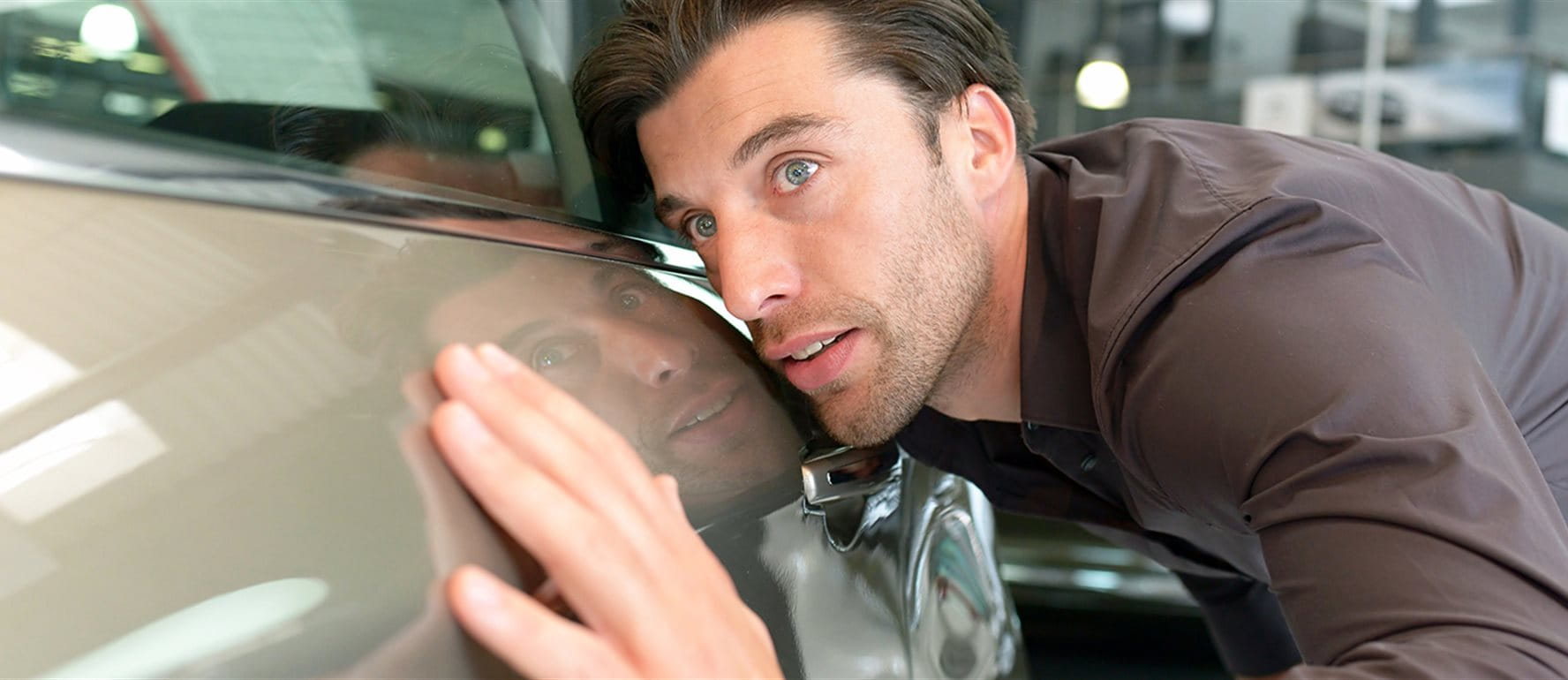 Un uomo osserva da vicino la verniciatura di un'automobile Un uomo osserva da vicino la verniciatura di un'automobile