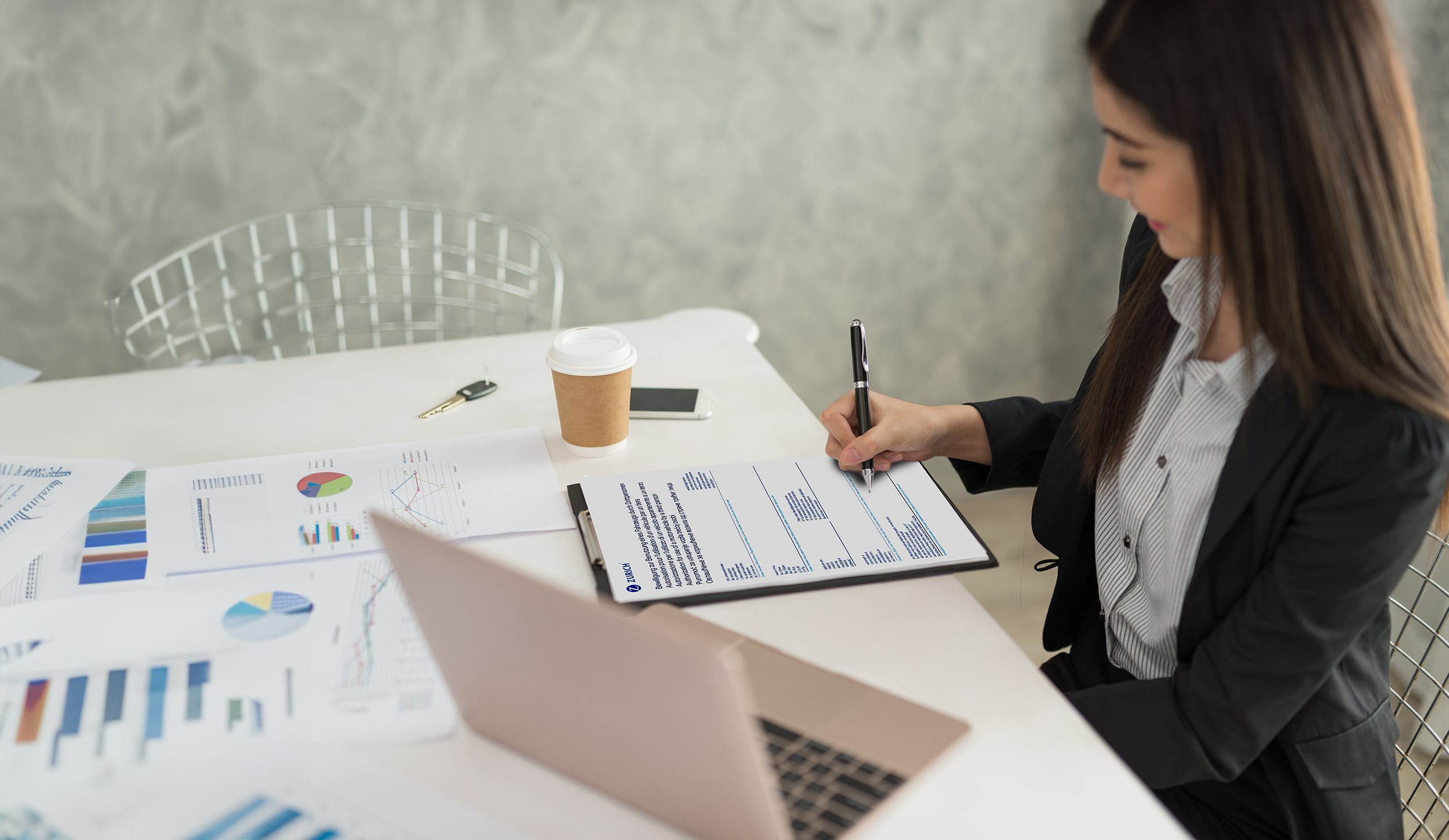 Une femme remplit un formulaire