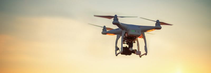 Le drone vole dans les airs  Le drone vole dans les airs