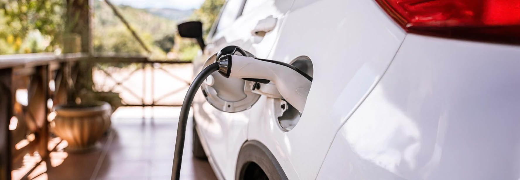 Auto elettrica parcheggiata in una stazione di ricarica