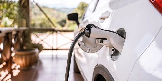 E-Auto steht an einer Ladestation
