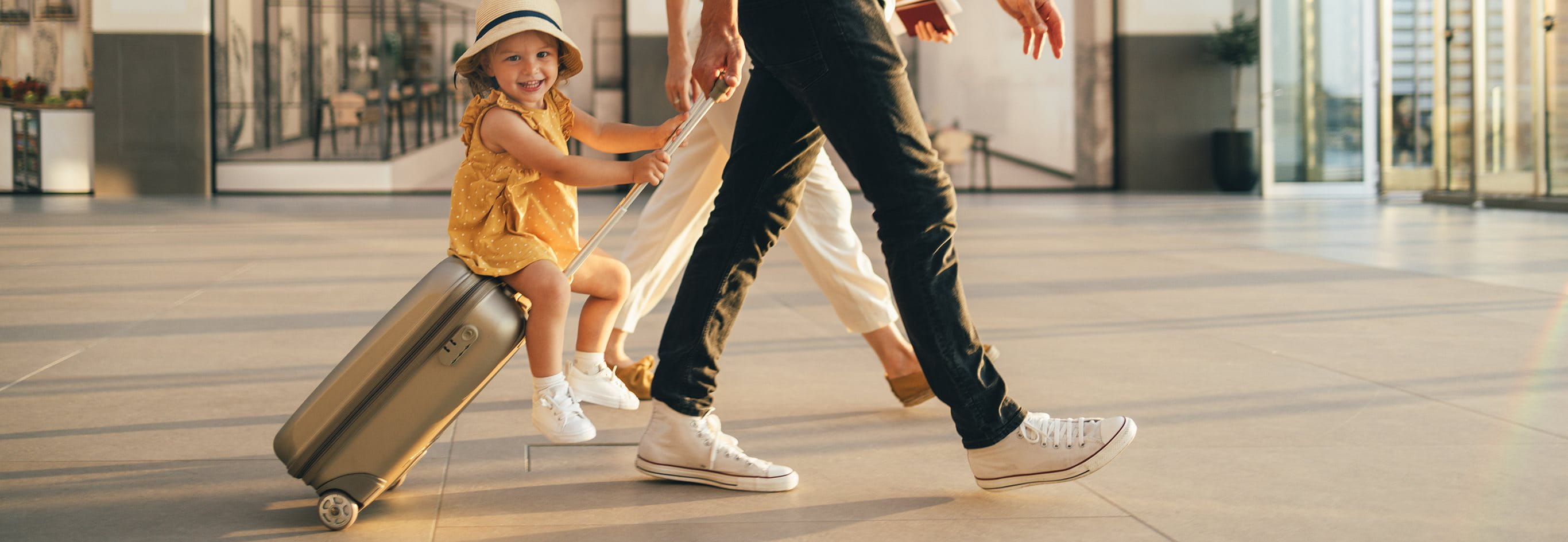  Jeune famille s'amusant à voyager ensemble