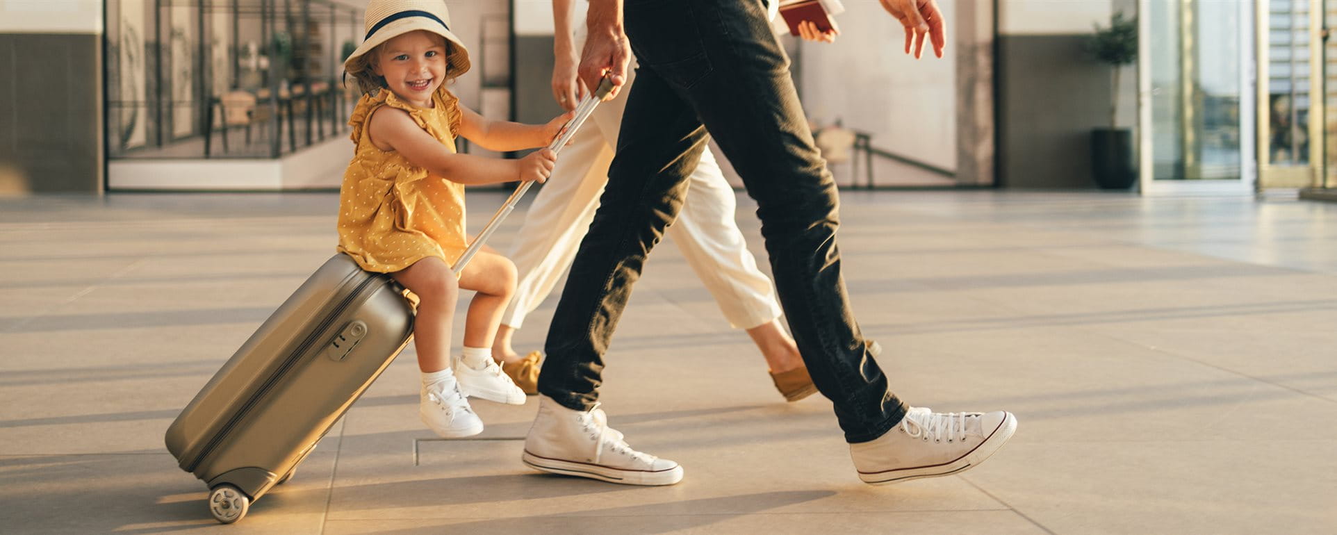 Junge Familie, die Spaß beim gemeinsamen Reisen hat Junge Familie, die Spaß beim gemeinsamen Reisen hat