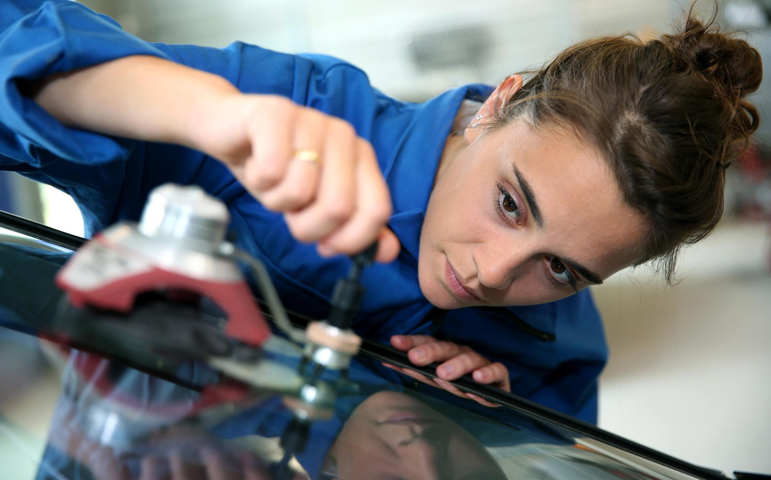 La donna ripara una lastra di vetro