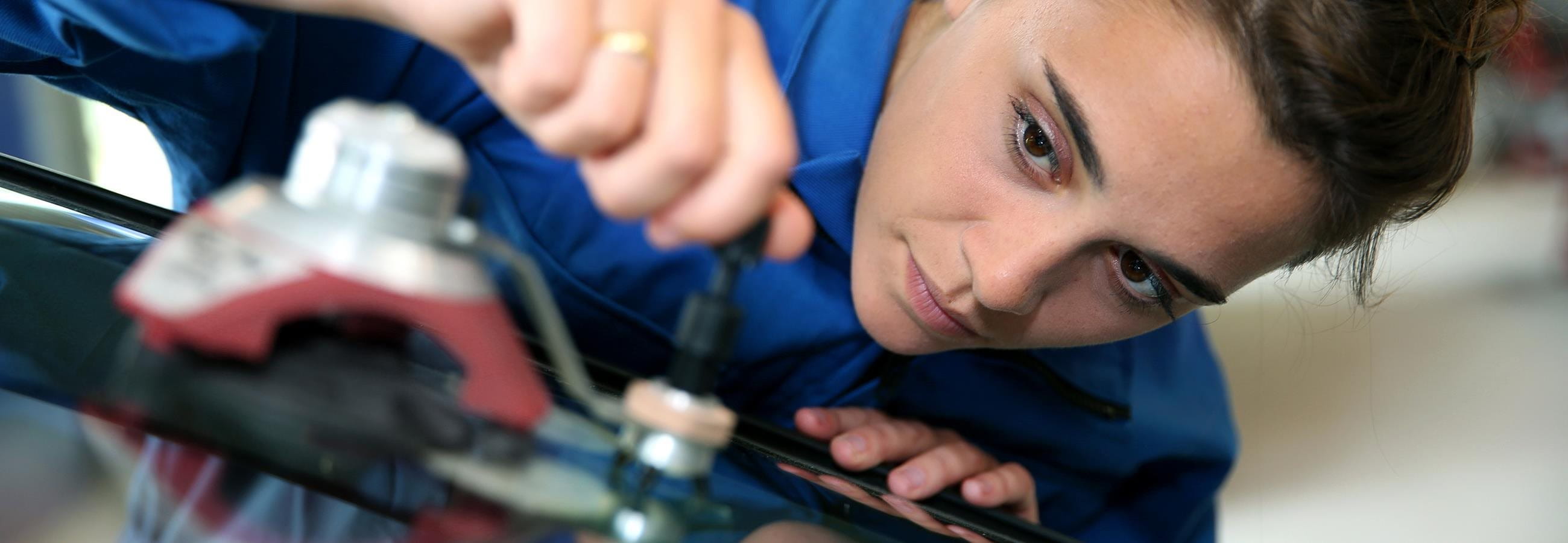 Femme répare une vitre