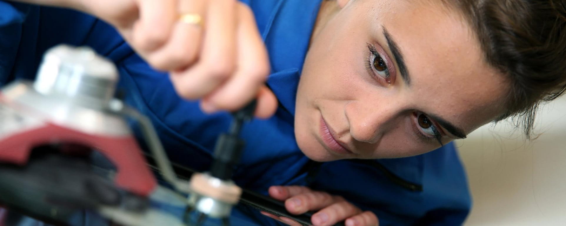 Frau repariert eine Glasscheibe Frau repariert eine Glasscheibe