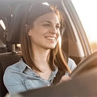 Giovani conducenti ben protetti