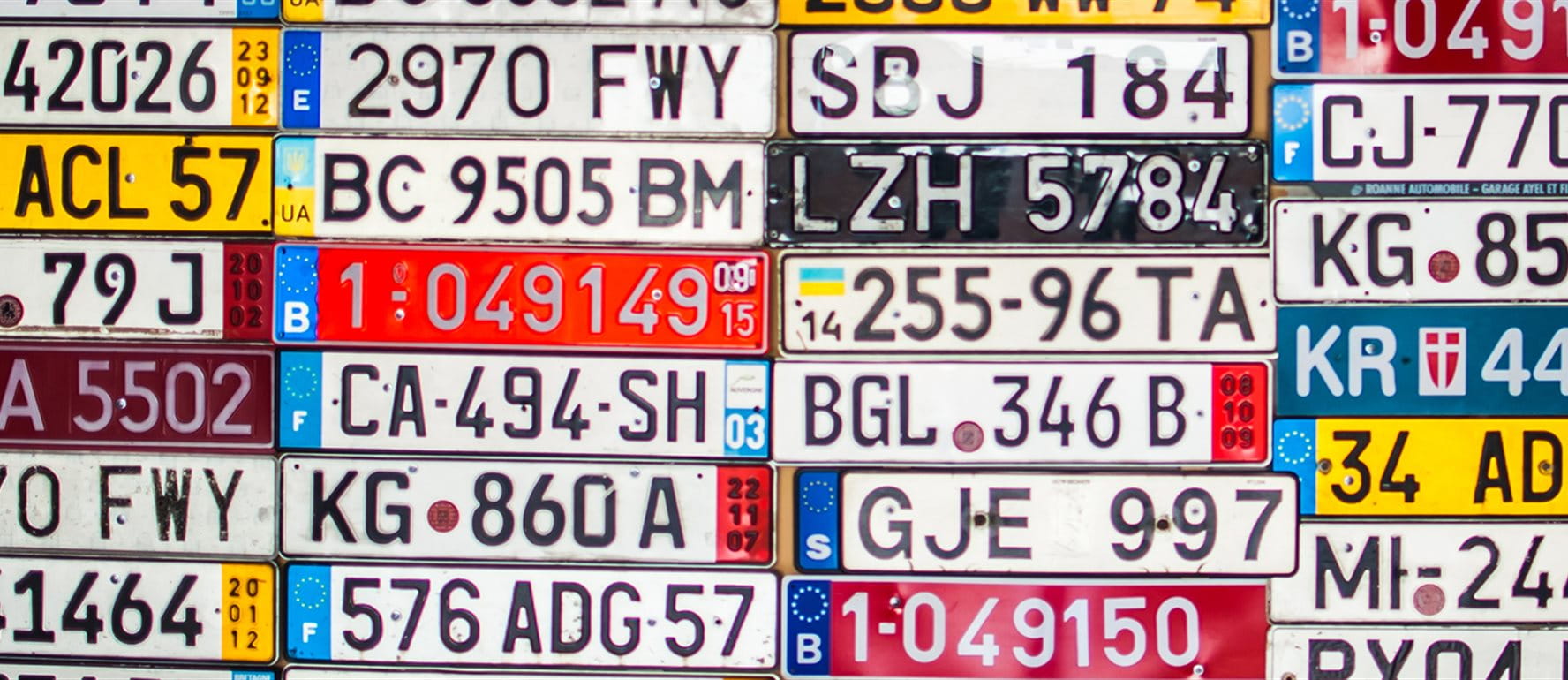 De nombreuses plaques d'immatriculation différentes apposées sur une même surface De nombreuses plaques d'immatriculation différentes apposées sur une même surface