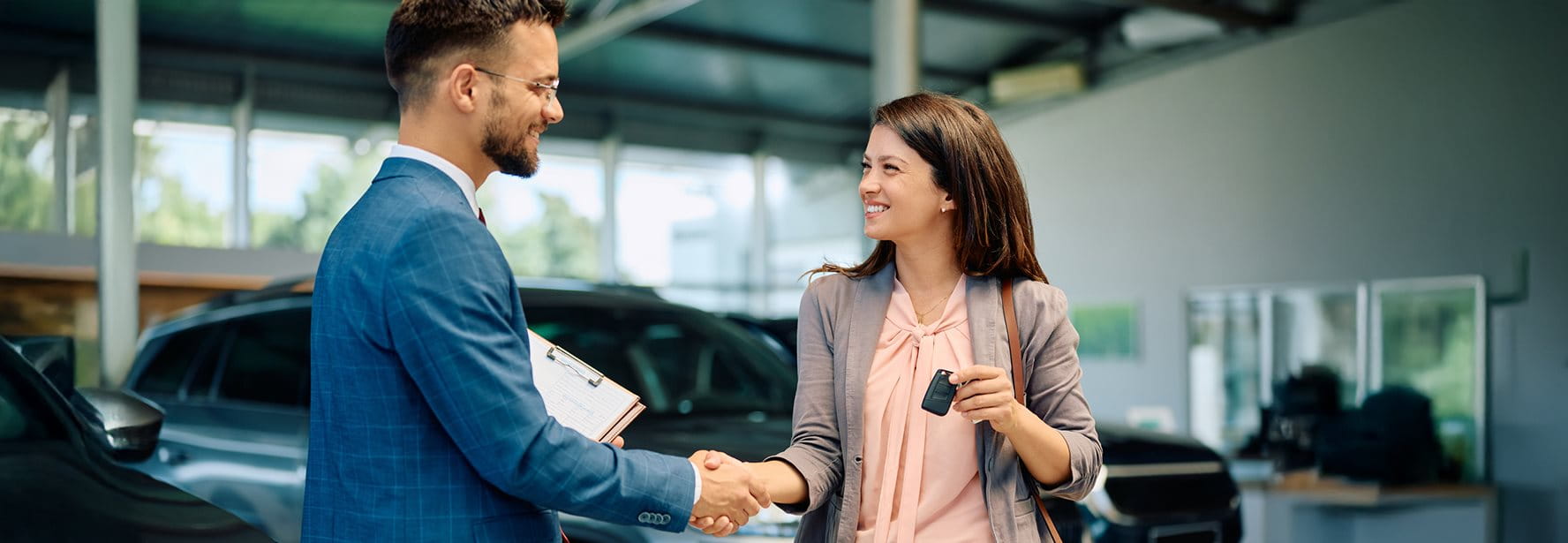 Handschlag mit Schlüsselübergabe
