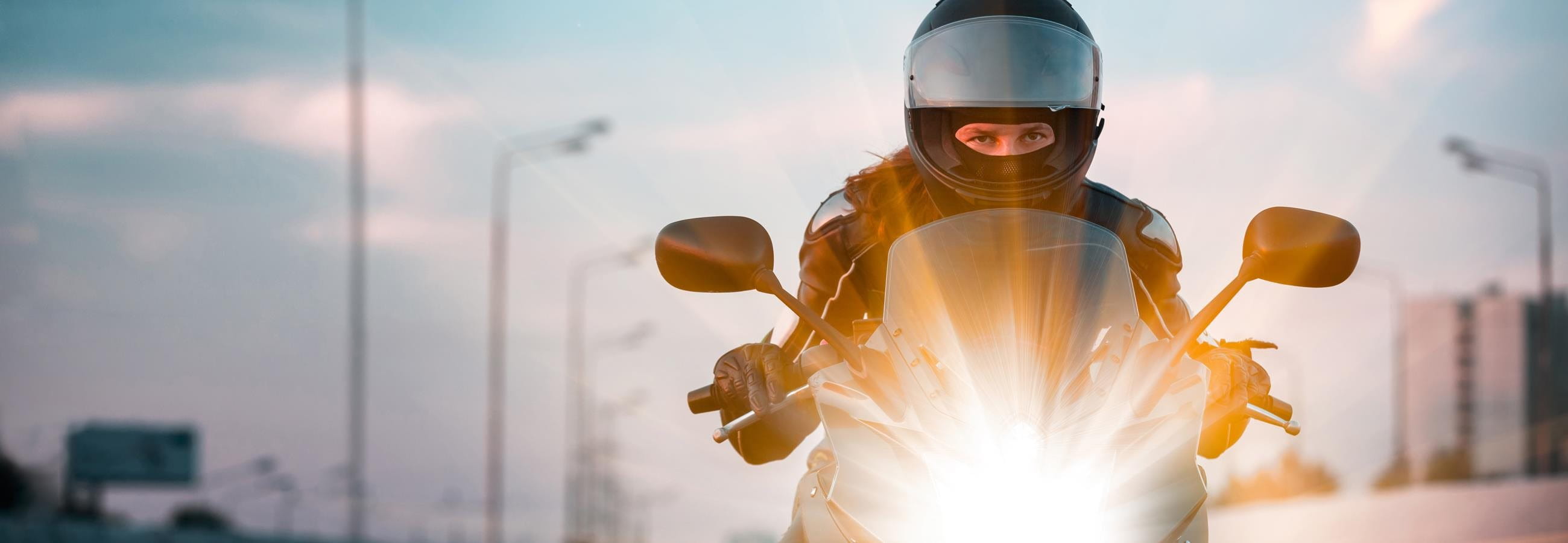Riding a motorbike: How to ride in a relaxed manner. 