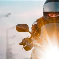 Riding a motorbike: How to ride in a relaxed manner.
