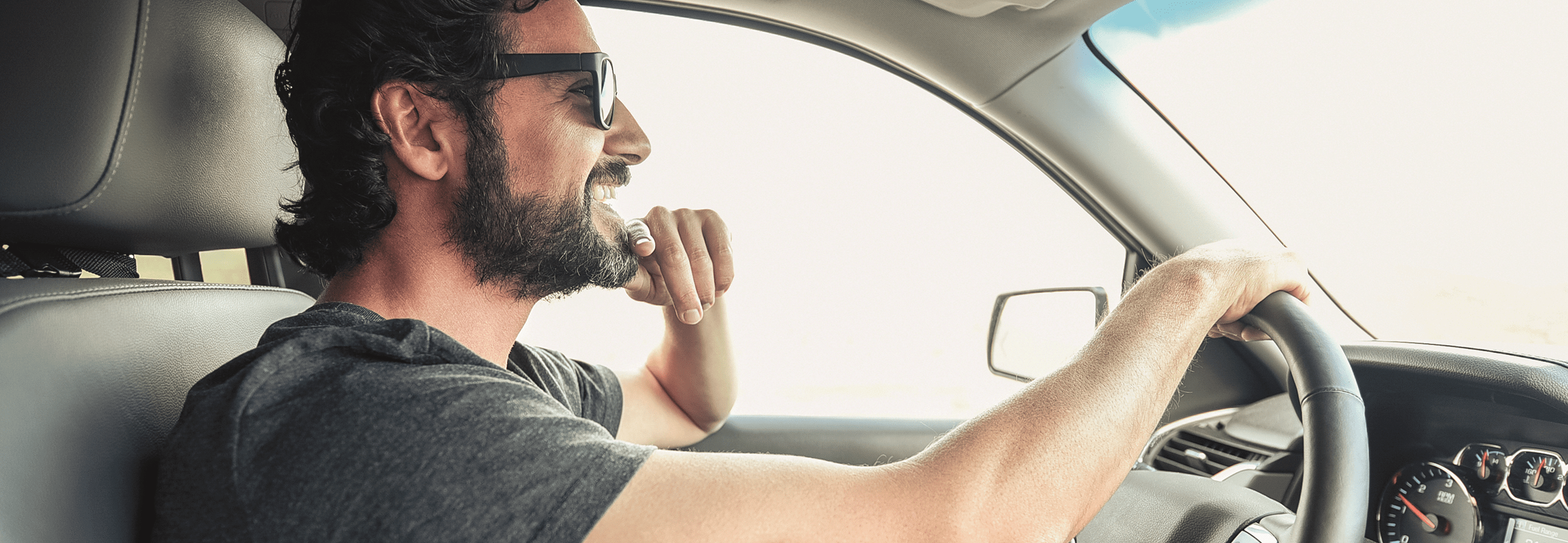 Mann am Steuer eines Autos