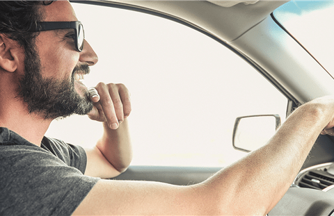 Mann am Steuer eines Autos Mann am Steuer eines Autos