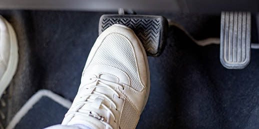 Schuh auf Autobremse