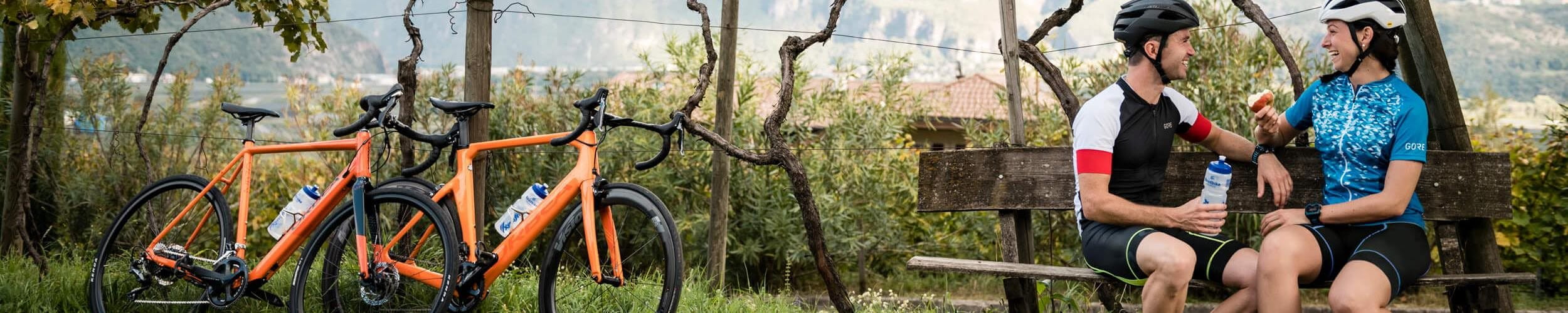  Le coppie si siedono sul banco accanto alle loro bici da corsa