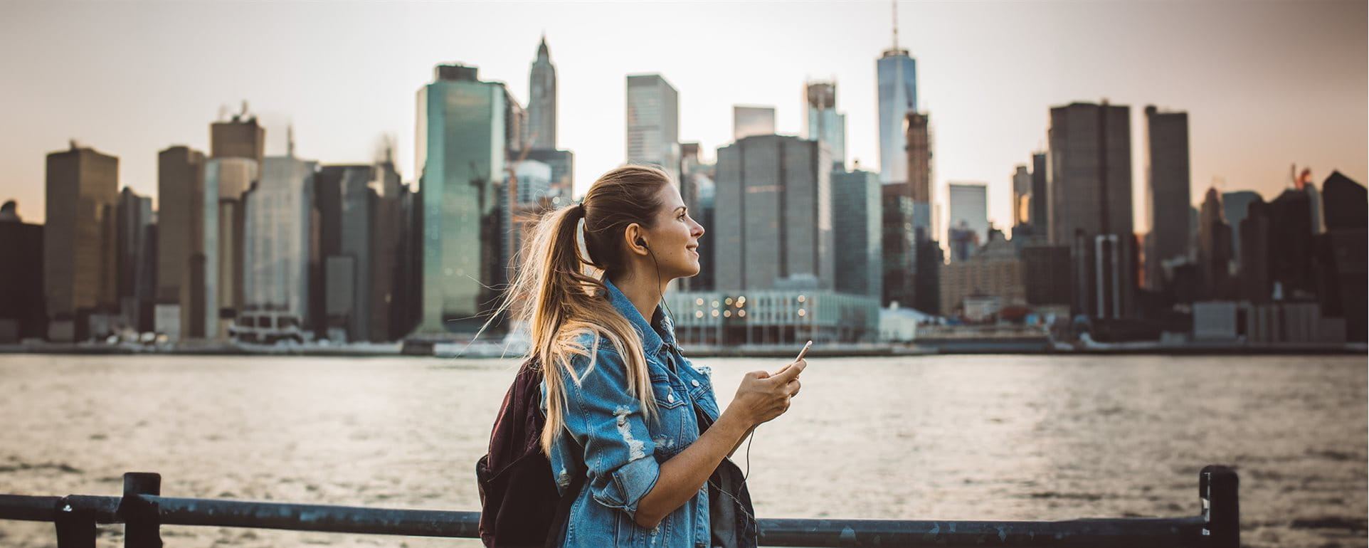 La femme explore une ville  La femme explore une ville