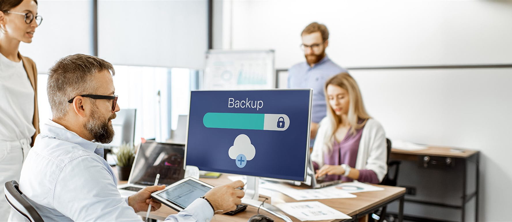 I dipendenti conferiscono e guardano lo schermo di un computer I dipendenti conferiscono e guardano lo schermo di un computer