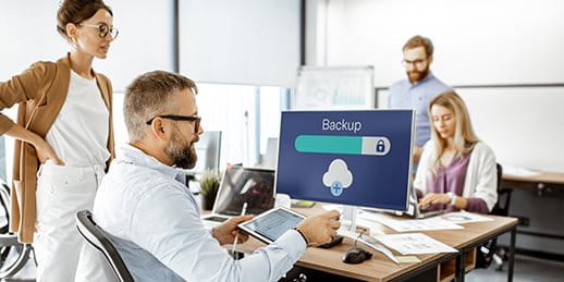I dipendenti conferiscono e guardano lo schermo di un computer