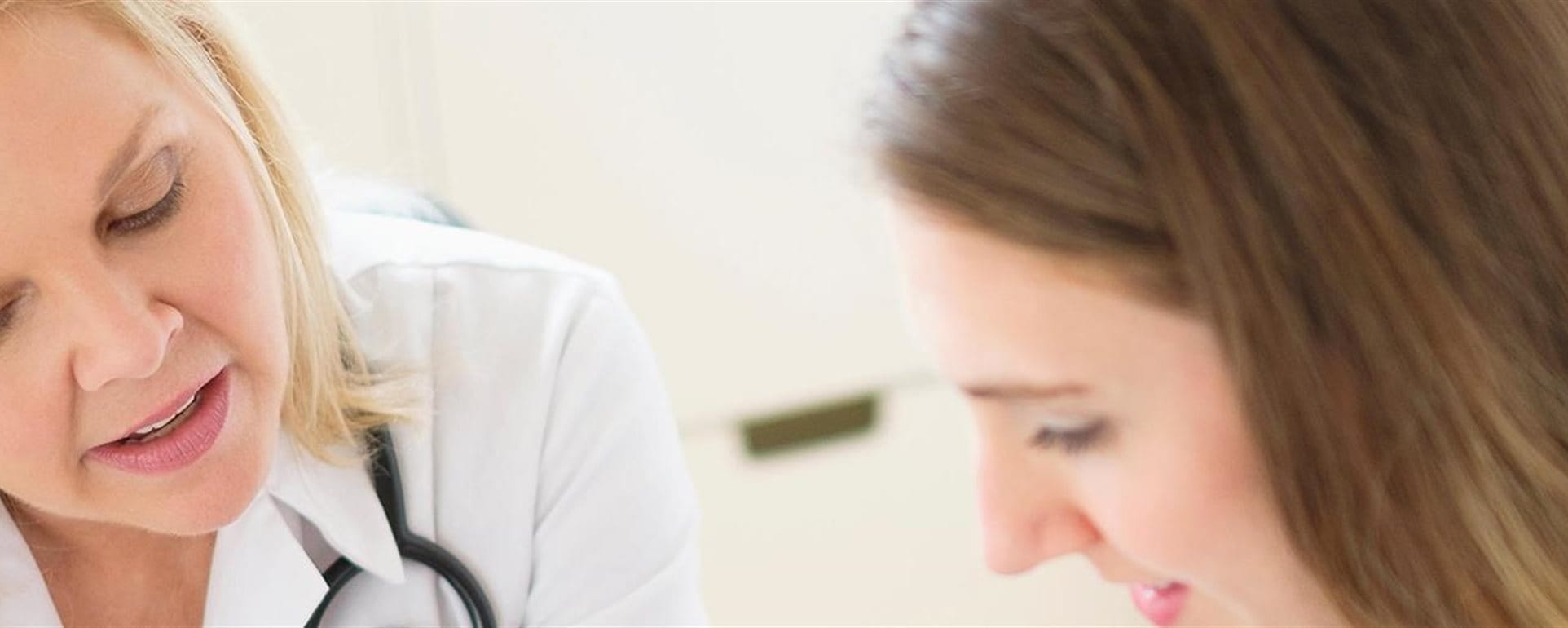 Ärztin im Gespräch mit Patientin Ärztin im Gespräch mit Patientin