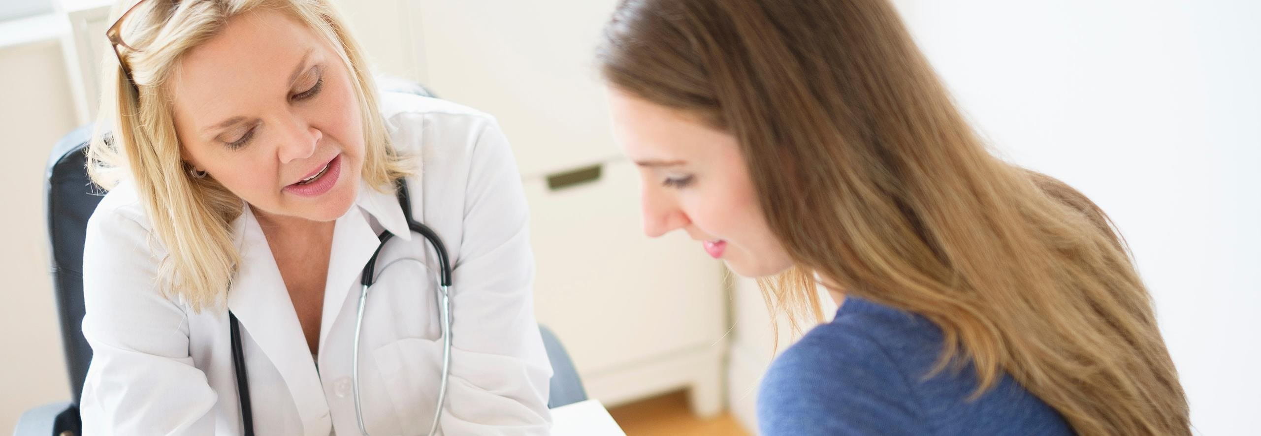 Ärztin im Gespräch mit Patientin