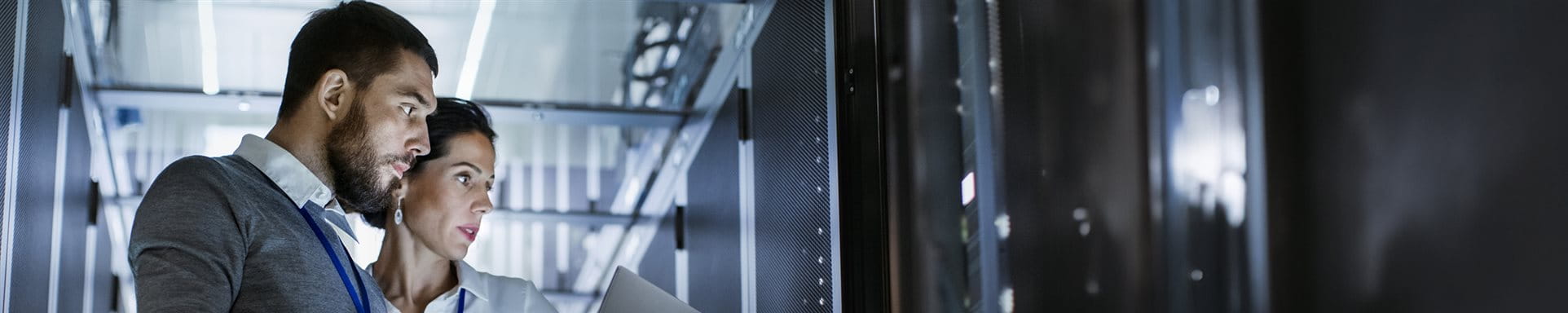 Zwei Mitarbeitende im Serverraum Zwei Mitarbeitende im Serverraum