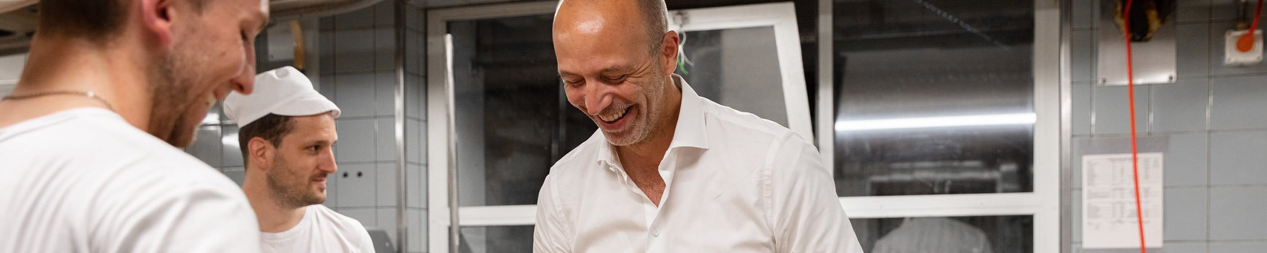 Trois collaborateurs dans le fournil.