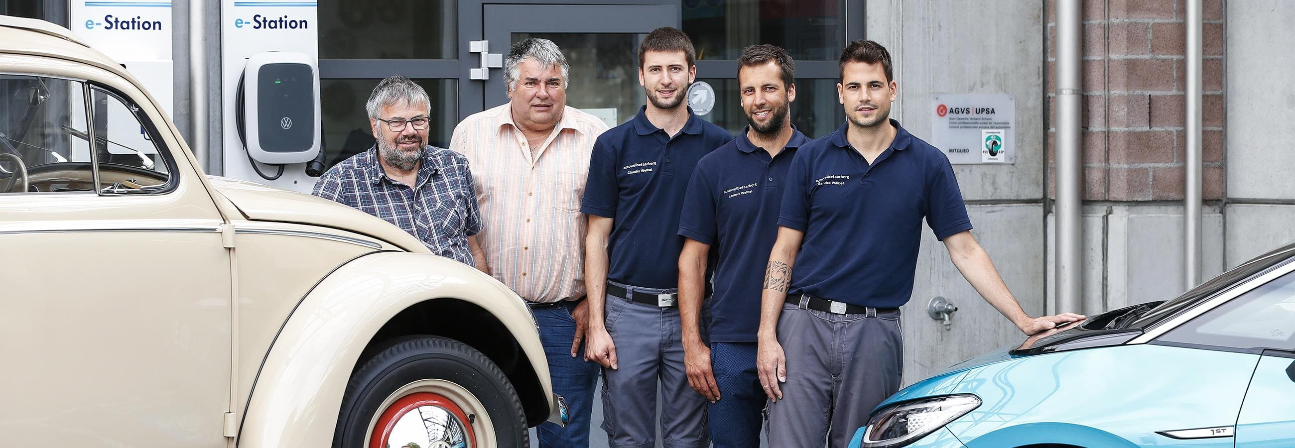 Inhaber der Firma Weibel vor ihrer Autogarage