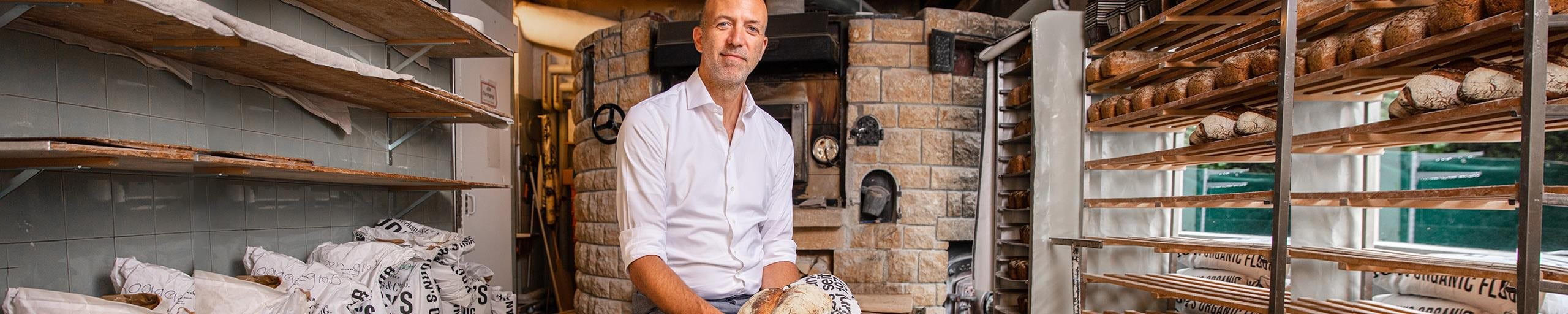 Mann in der Backstube