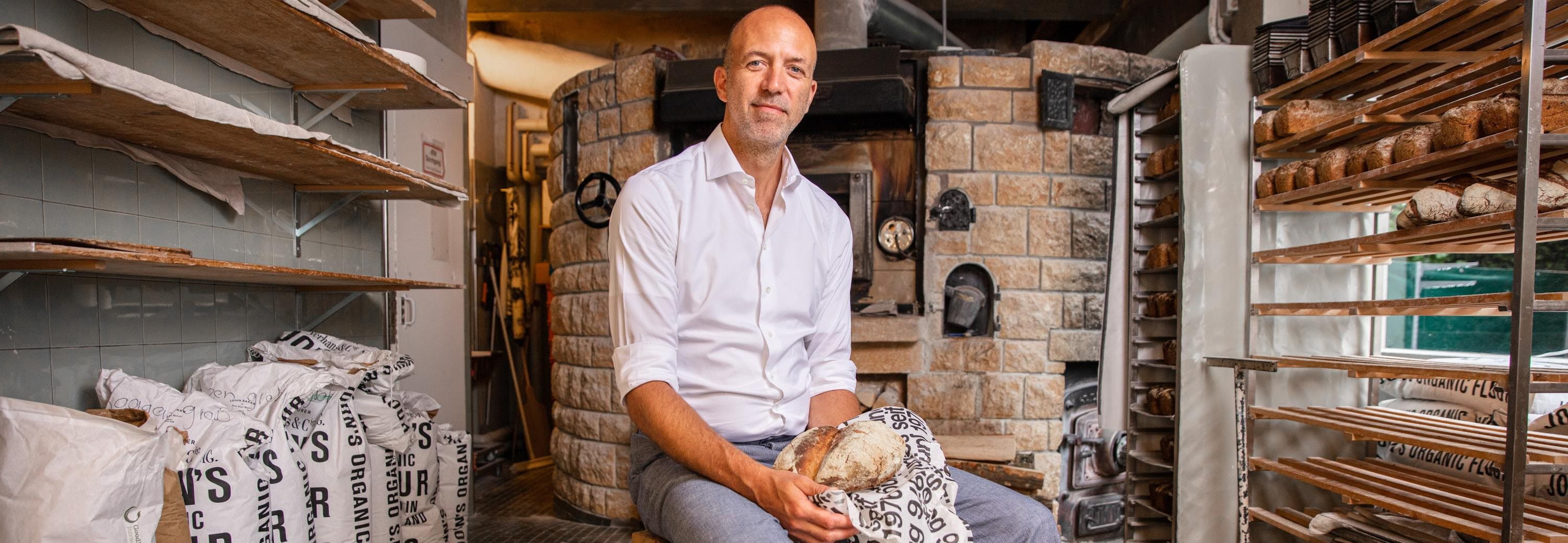 Homme dans la boulangerie Homme dans la boulangerie