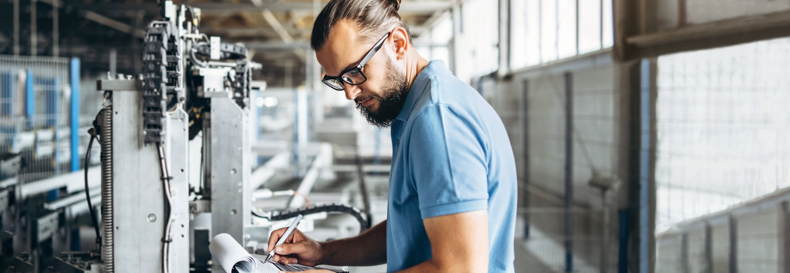 Junge Ingenieure prüfen Manufaktur