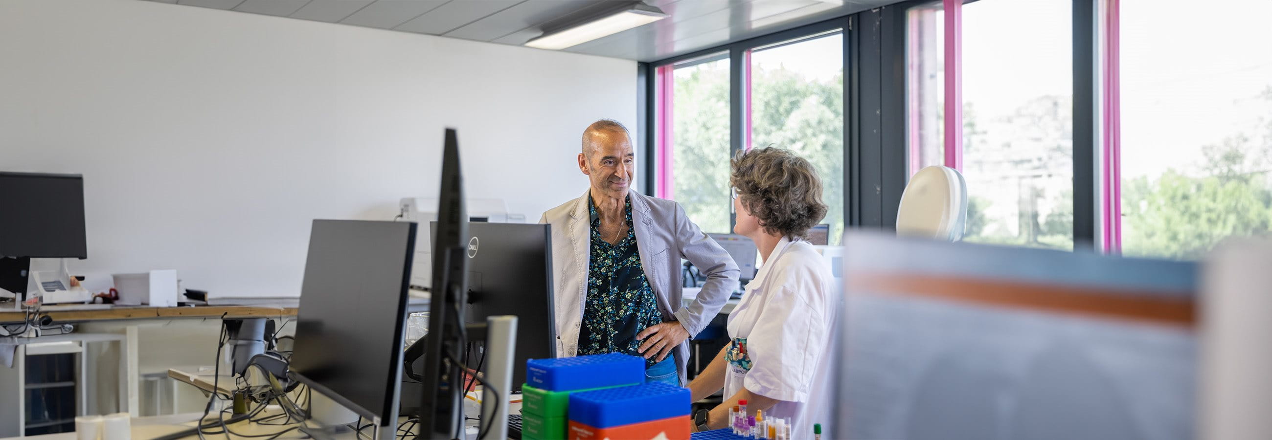  Una donna e un uomo parlano in un laboratorio