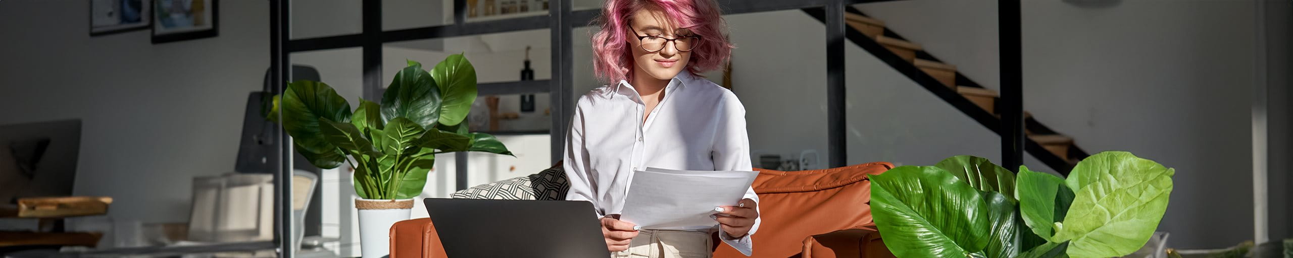 Donna al computer portatile in soggiorno