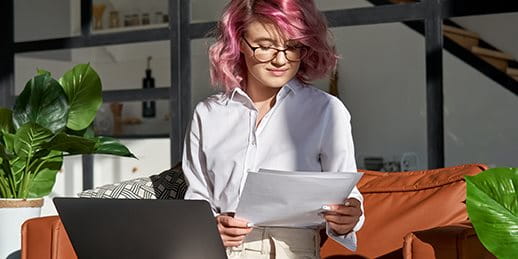 Frau am Laptop im Wohnzimmer