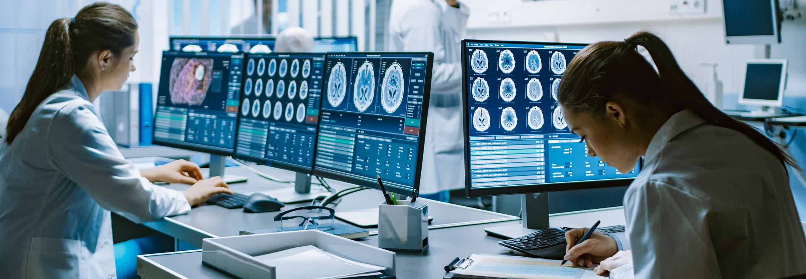 Zwei Wissenschaftlerinnen am Computer Zwei Wissenschaftlerinnen am Computer