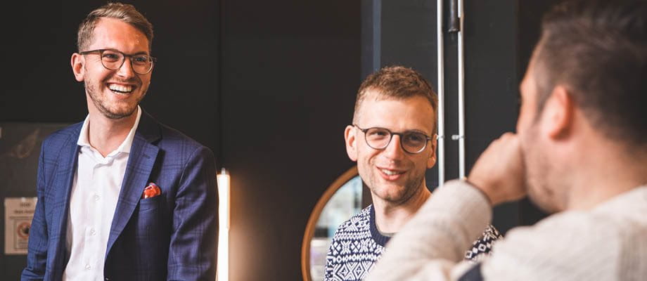 Männer bei einer heiteren Diskussion