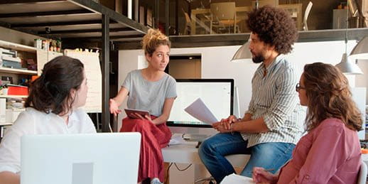 Team che discute qualcosa in ufficio