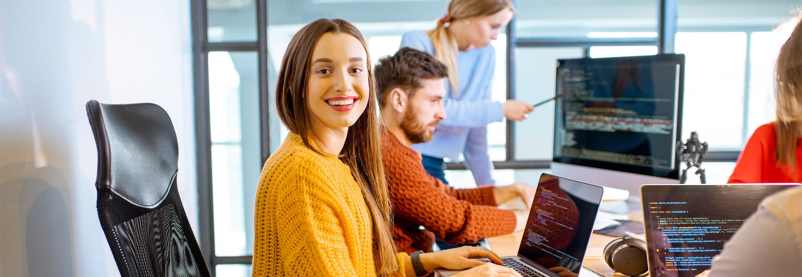 Giovane team lavora al computer.