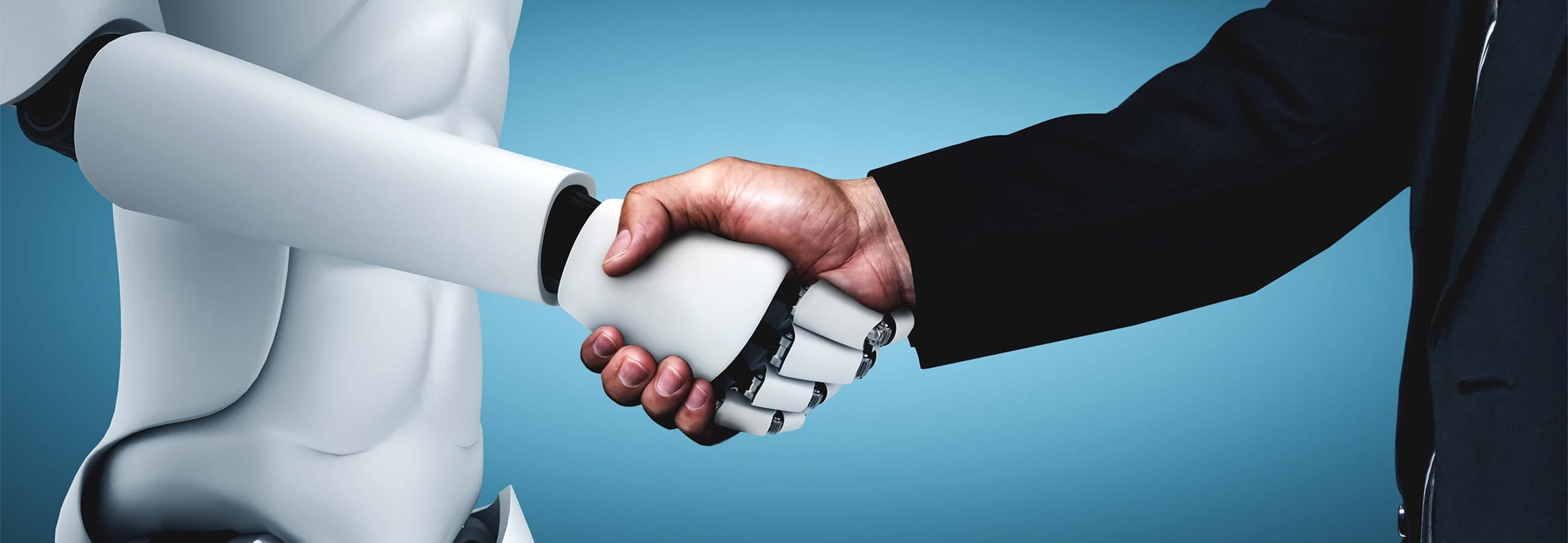 Roboter und Mensch geben sich die Hand