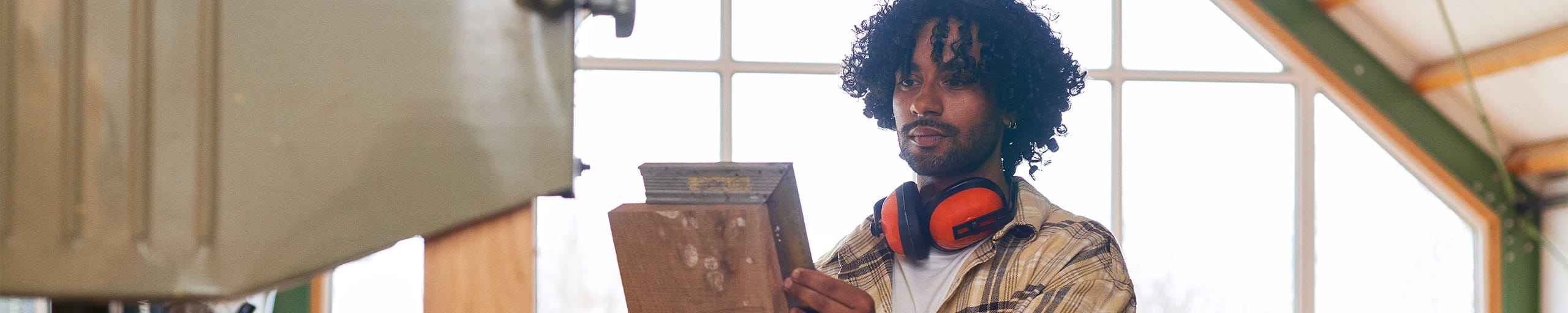  L'uomo lavora in una falegnameria