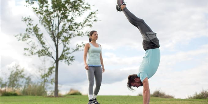 Mann und Frau bei der Gymnastik Mann und Frau bei der Gymnastik