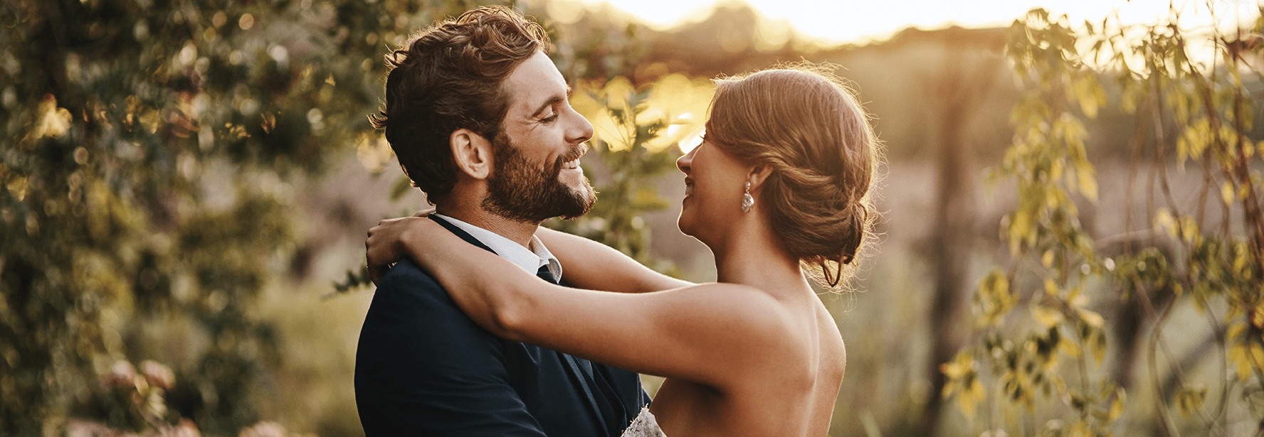 Frisch verheiratetes Paar umarmt sich glücklich