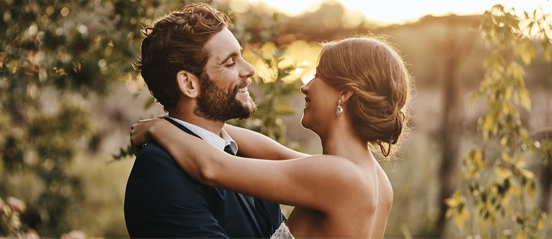 Frisch verheiratetes Paar umarmt sich glücklich Frisch verheiratetes Paar umarmt sich glücklich