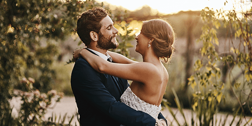 Un couple nouvellement marié s'embrasse joyeusement