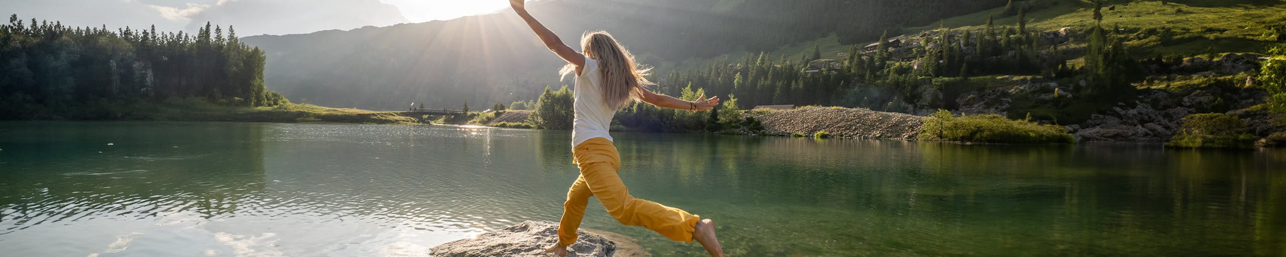 la donna gode della riva del lago
