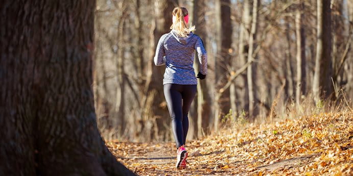 Frau joggt im Wald Frau joggt im Wald
