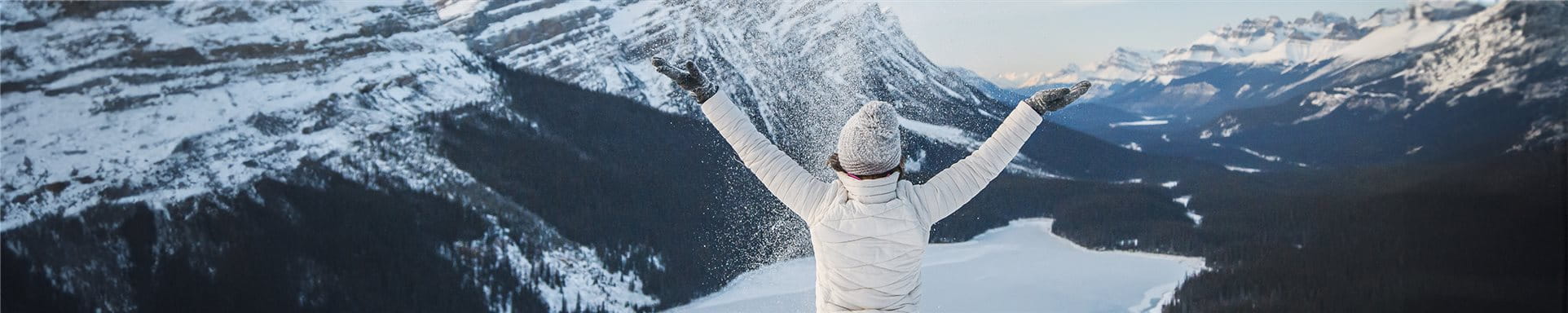 Femme debout sur une montagne dans la neige Femme debout sur une montagne dans la neige
