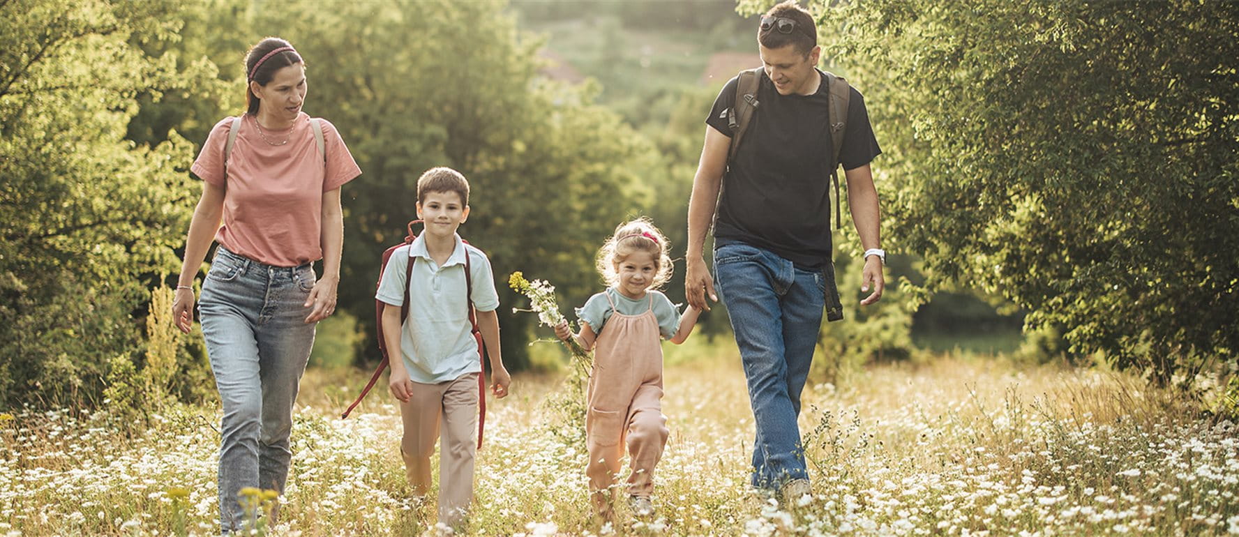 Une famille se promène dans une prairie Une famille se promène dans une prairie
