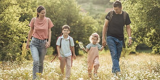 Familie spaziert über eine Wiese
